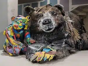 مجسمه های ساخته شده از زباله- خرس و میمون