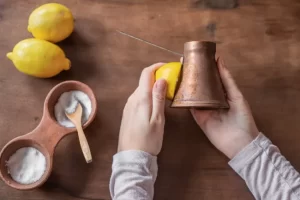 لیمو و نمک برای تمیز کردن ظروف مسی