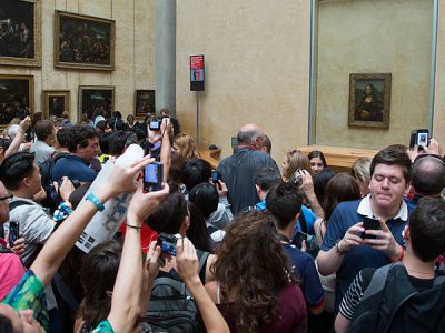 Crowd_looking_at_the_Mona_Lisa_at_the_Louvre-min